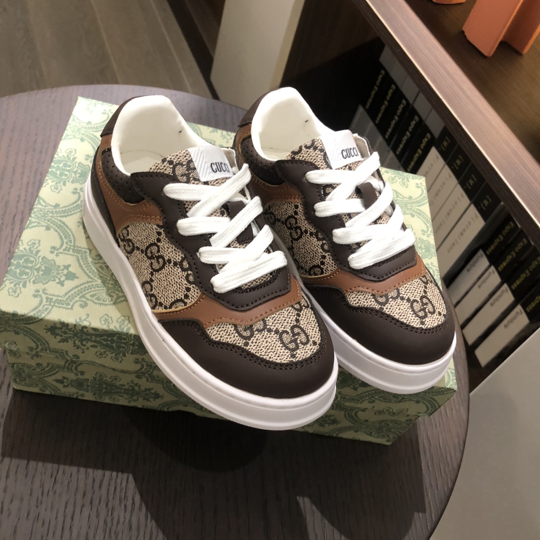 Children's shoes child